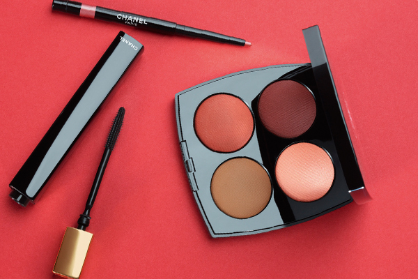 Um die Augen zu intensivieren, hat CHANEL LE LINER DE CHANEL in Rouge Noir und STYLO YEUX WATERPROOF in Or Rose hinzugefügt Um die Augen zu intensivieren, hat CHANEL LE LINER DE CHANEL in Rouge Noir und STYLO YEUX WATERPROOF in Or Rose hinzugefügt