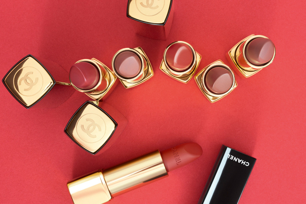 Mit ROUGE ALLURE VELVET steigt das Rot auf den Lippen zu einem Crescendo an Mit ROUGE ALLURE VELVET steigt das Rot auf den Lippen zu einem Crescendo an