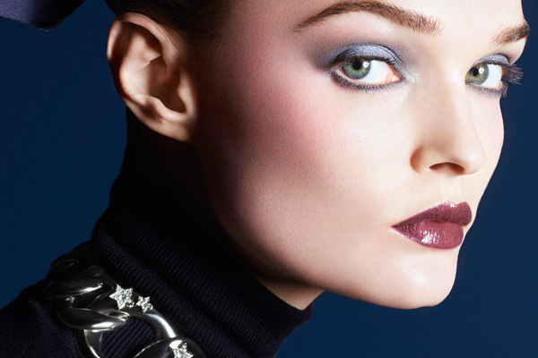 Die aktuelle Makeup Winter Kollektion verwandelt die Magie des Nachthimmels in luxuriöse Looks