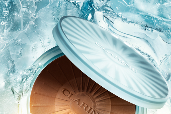 Der limitierte Bronzing Powder im coolen Etui sorgt für sommerliche Bräune