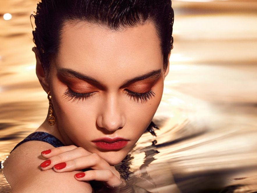 Die sommerliche Makeup Kollektion von Dior spielt mit der Kombination leuchtender Texturen und warmer, natürlicher Nuancen in hautschmeichelnden Bronze- und Koralletönen