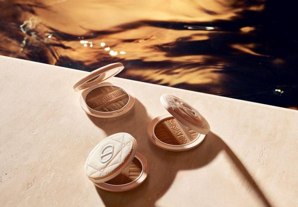 Dior Forever Natural Bronze mit federleichter Textur schenkt der Haut ein lang anhaltendes, gesundes Strahlen Dior Forever Natural Bronze mit federleichter Textur schenkt der Haut ein lang anhaltendes, gesundes Strahlen