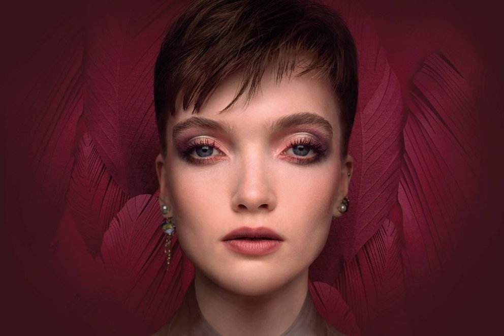 Der Herbstlook von Dior umfängt die Schönheit dieser Jahreszeit in all ihren Facetten und transformiert sie durch die Duo-Chrom-Formeln der Makeup Produkte zu einer Couture-Schönheit. Der Herbstlook von Dior umfängt die Schönheit dieser Jahreszeit in all ihren Facetten und transformiert sie durch die Duo-Chrom-Formeln der Makeup Produkte zu einer Couture-Schönheit.