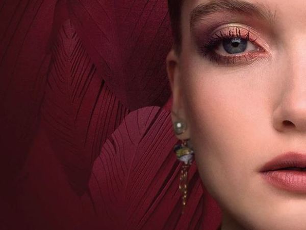 Der Herbstlook von Dior umfängt die Schönheit dieser Jahreszeit in all ihren Facetten und transformiert sie durch die Duo-Chrom-Formeln der Makeup Produkte zu einer Couture-Schönheit.