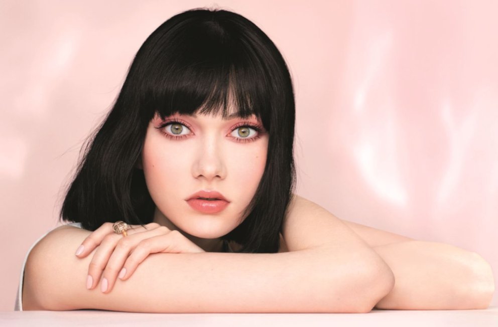 Dior Mineral Glow zeigt opalisierenden Glanz auf Augen, Wangen, Lippen und Nägeln. Dior Mineral Glow zeigt opalisierenden Glanz auf Augen, Wangen, Lippen und Nägeln.