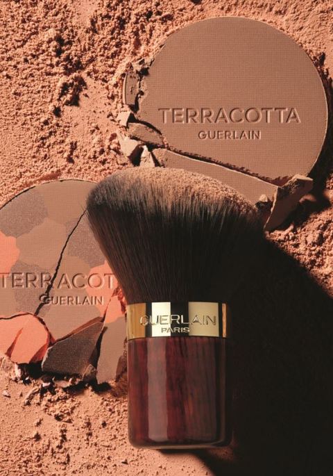 Mit dem Kabuki Pinsel lässt sich der Puder ideal auftragen Mit dem Kabuki Pinsel lässt sich der Puder ideal auftragen