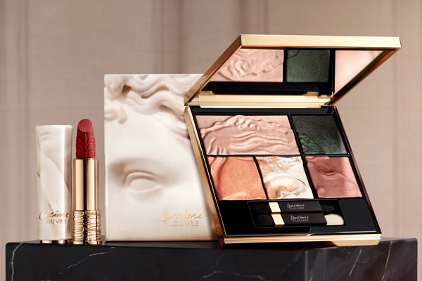 Mit dieser Palette von Make-up-Farben feiert Lancôme die Skulptur von Corine, einer griechischen Dichterin aus dem 5. Jahrhundert v. Chr., die im Richelieu-Flügel des Louvre ausgestellt ist Mit dieser Palette von Make-up-Farben feiert Lancôme die Skulptur von Corine, einer griechischen Dichterin aus dem 5. Jahrhundert v. Chr., die im Richelieu-Flügel des Louvre ausgestellt ist