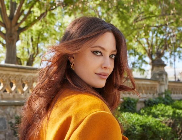 90's Glam Look mit Bronzed Skin, Foxy Eyes und Brown Lips 90's Glam Look mit Bronzed Skin, Foxy Eyes und Brown Lips