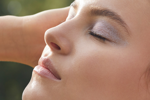 Das Highlight des Looks: die Augen. Dafür den Glass Shadow in Amethyst 03 auf das gesamte bewegliche Lid auftragen Das Highlight des Looks: die Augen. Dafür den Glass Shadow in Amethyst 03 auf das gesamte bewegliche Lid auftragen