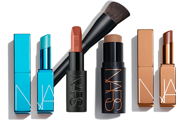 Der Summer Sculpt Look  schmeichelt besonders reifer Haut durch die transparente Layers und weiche Lichtreflexe